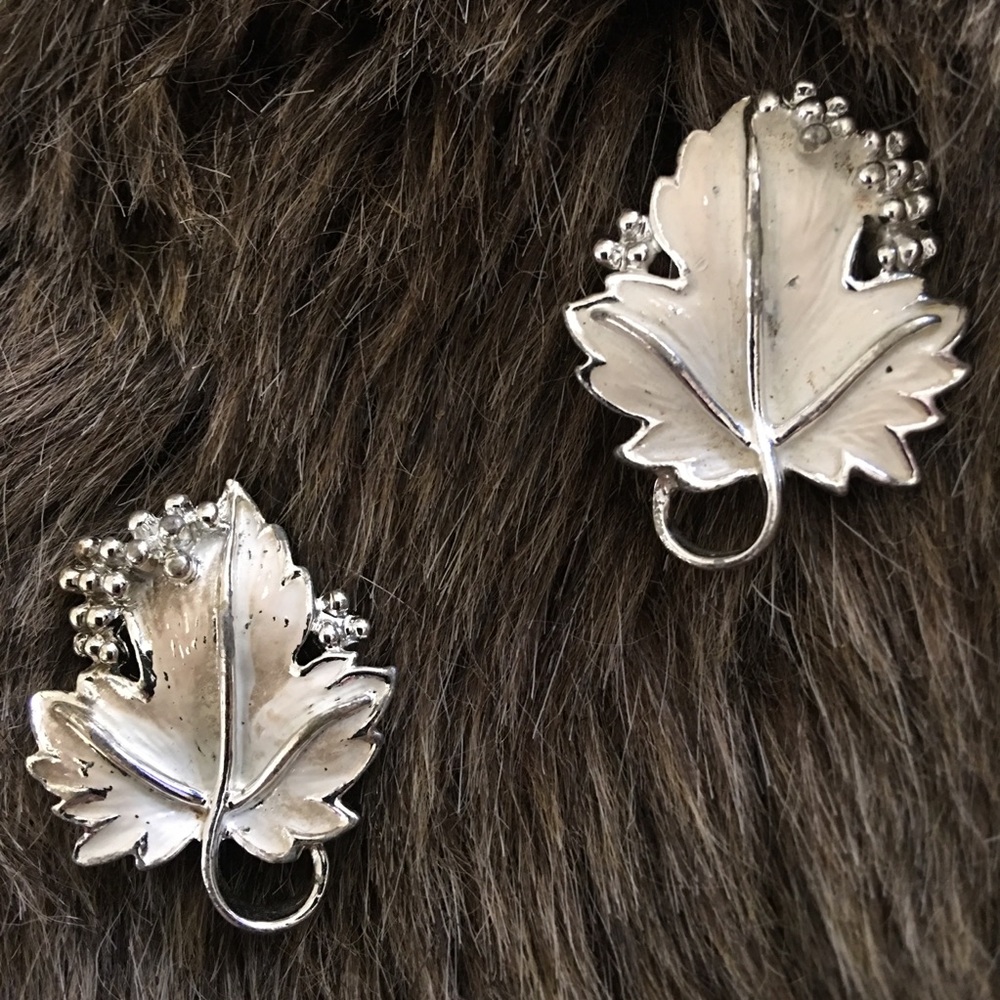 Vintage 60s Sarah Coventry leaf clip earrings